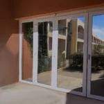 Pose de films solaires extérieurs chrome sur un bâtiment professionnel