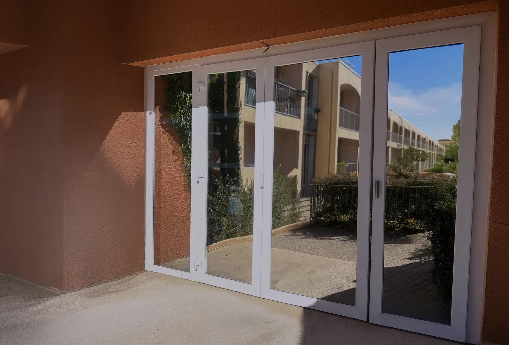 Pose de films solaires extérieurs chrome sur un bâtiment professionnel