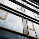 Pose de films solaires extérieurs nikel sur un bâtiment professionnel