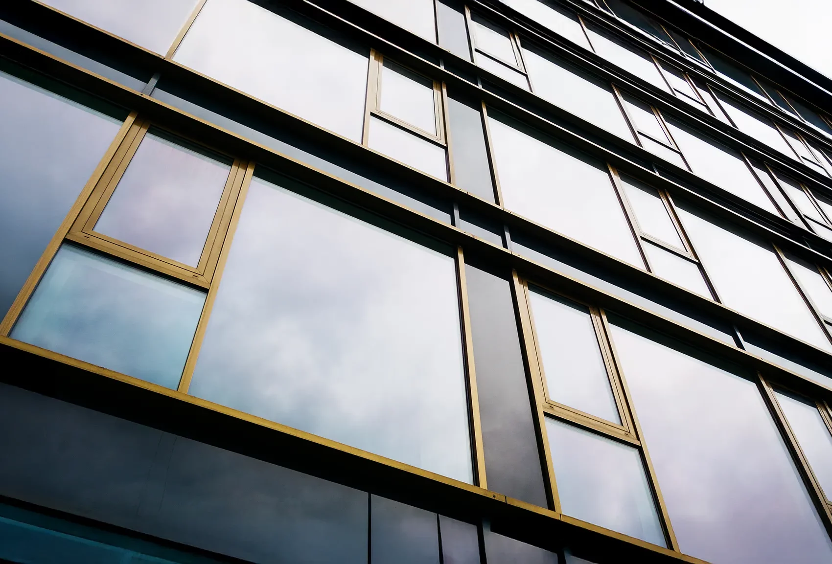 Pose de films solaires extérieurs nikel sur un bâtiment professionnel