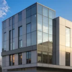 Films solaires extérieurs platine sur les vitres d'un immeuble pour des bureaux professionnels